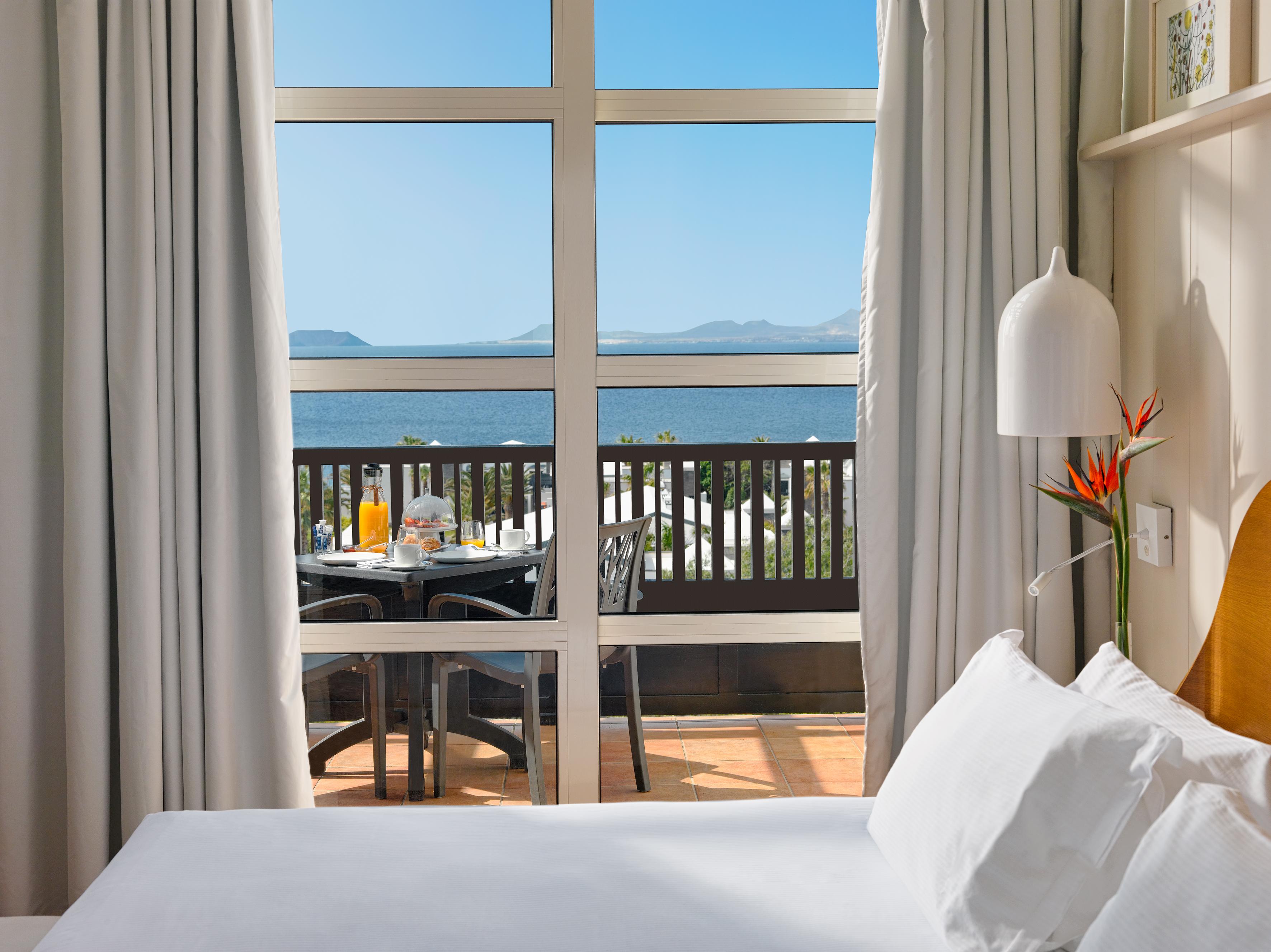 ホテル H10 ルビコン パレス プラヤ・ブランカ エクステリア 写真 A room at the hotel