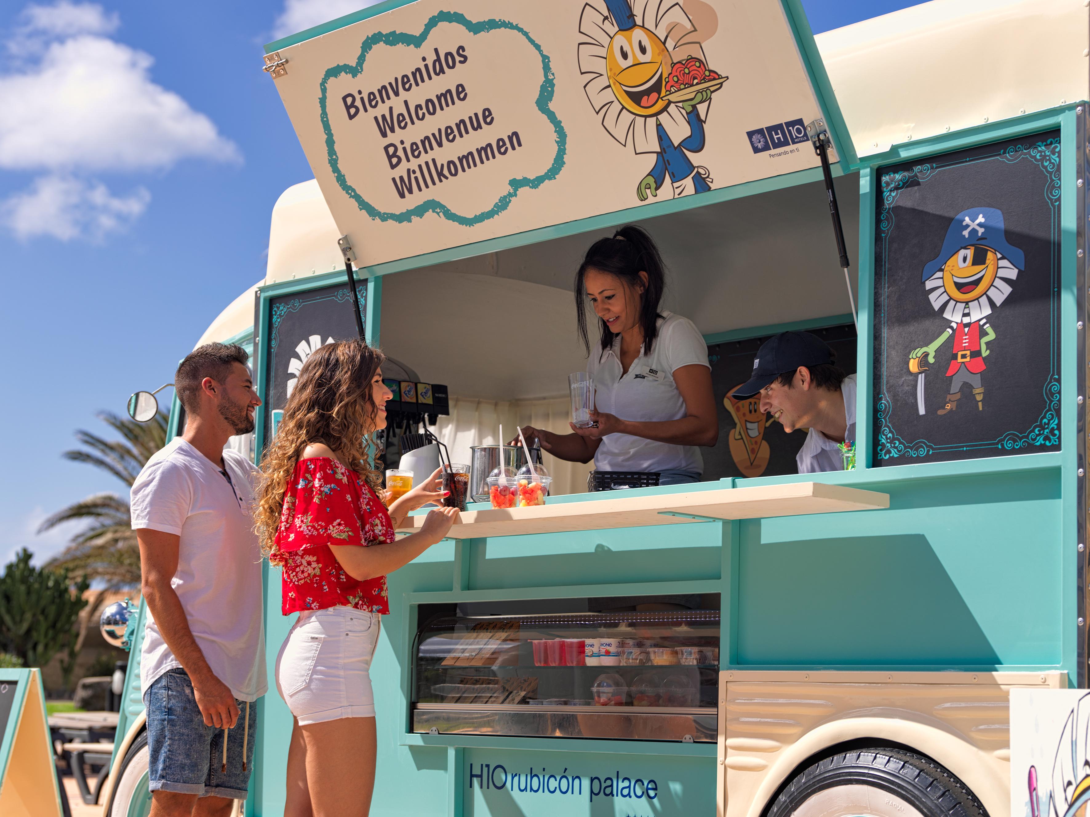 ホテル H10 ルビコン パレス プラヤ・ブランカ エクステリア 写真 Food truck in Benidorm, Spain