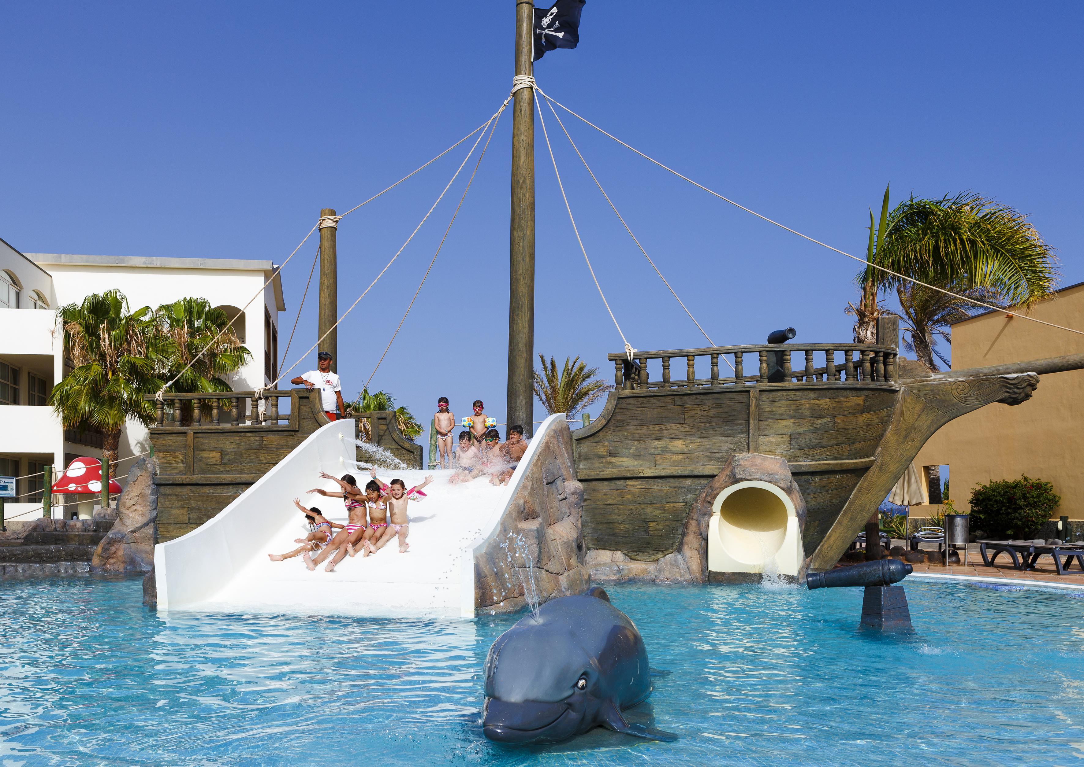 ホテル H10 ルビコン パレス プラヤ・ブランカ エクステリア 写真 The pirate ship at the water park