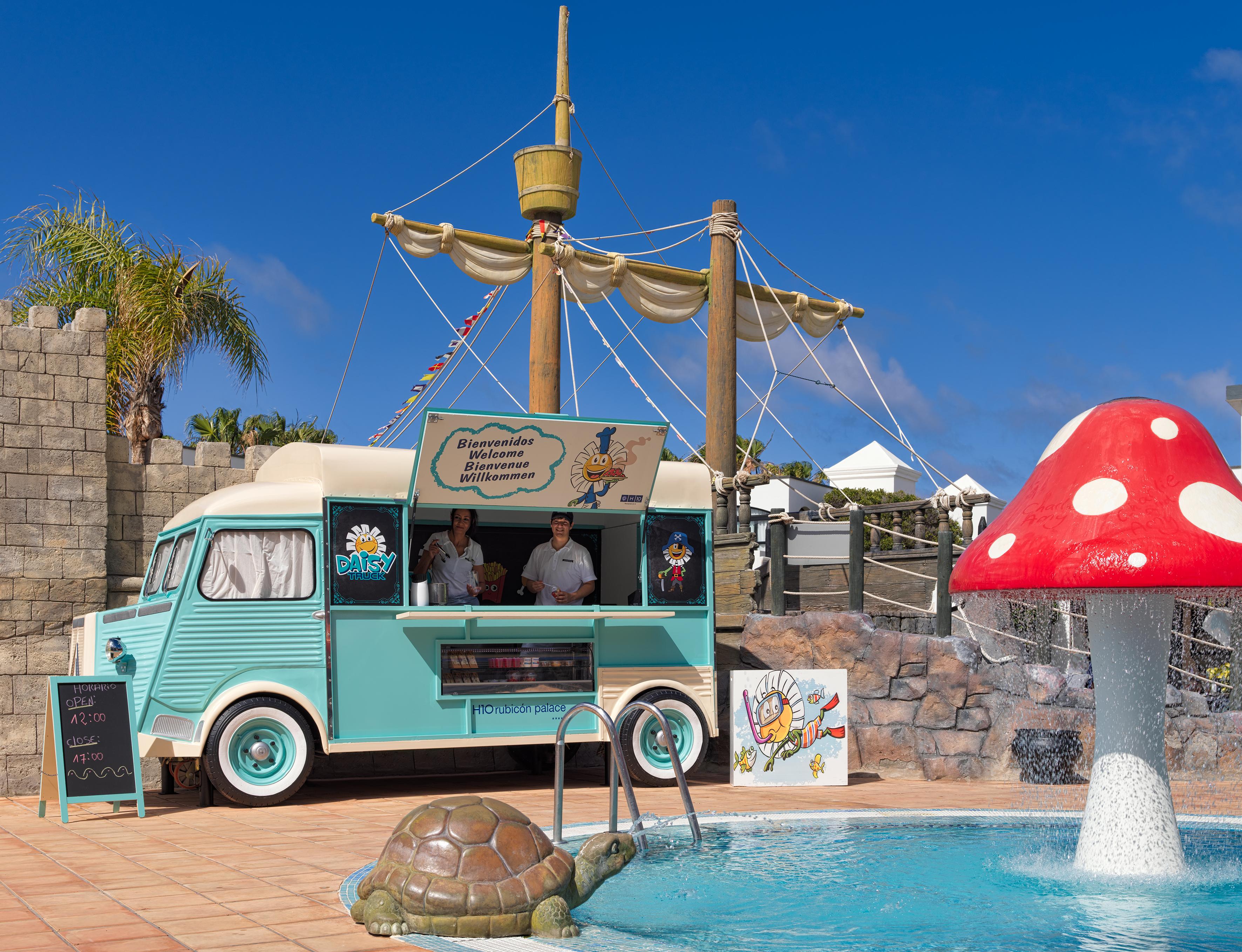 ホテル H10 ルビコン パレス プラヤ・ブランカ エクステリア 写真 A Citroën HY at the Siam Park, Tenerife