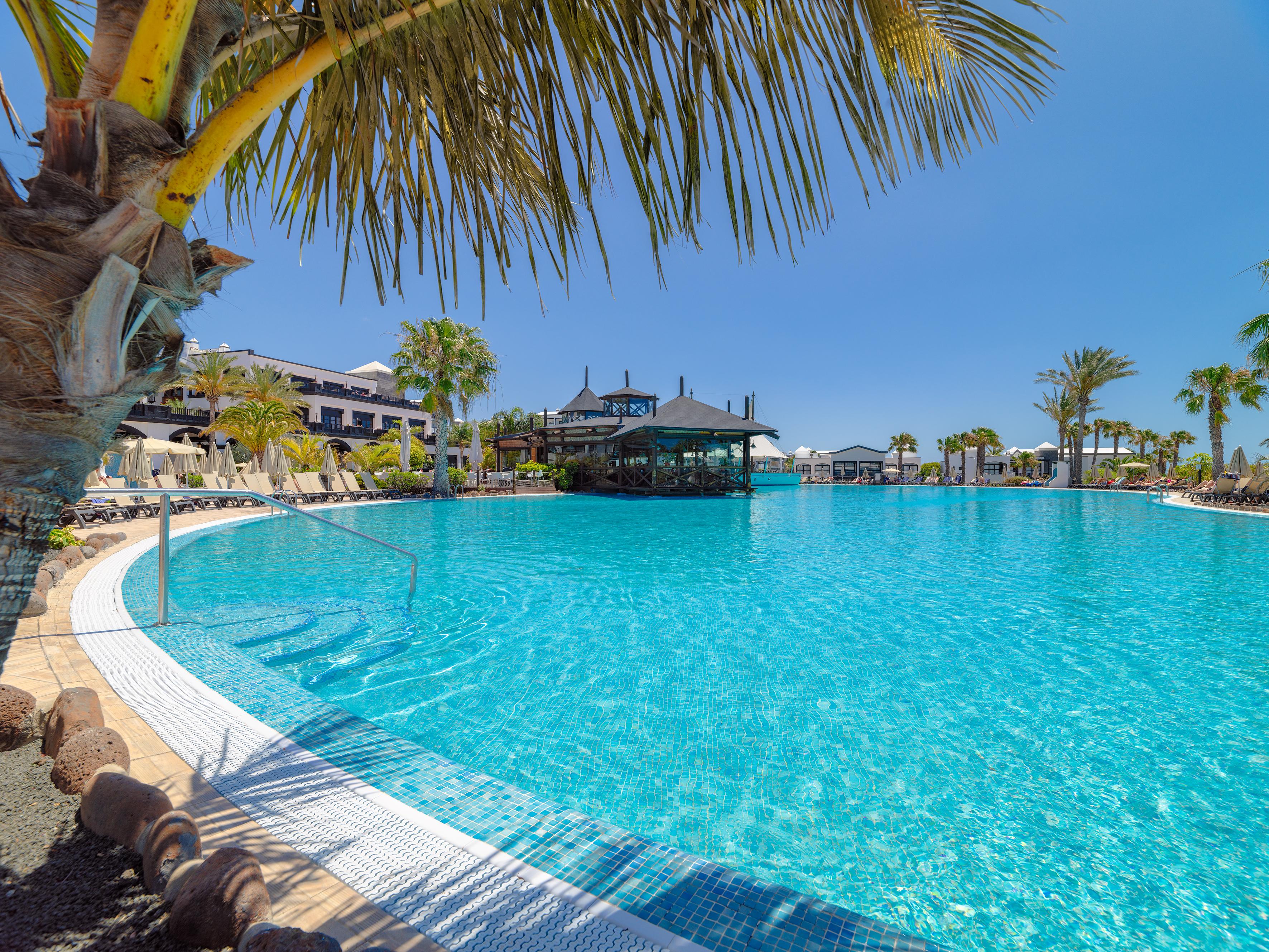 ホテル H10 ルビコン パレス プラヤ・ブランカ エクステリア 写真 The swimming pool at the Hard Rock Hotel