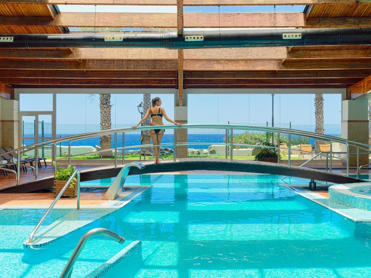 ホテル H10 ルビコン パレス プラヤ・ブランカ エクステリア 写真 The pool at the hotel