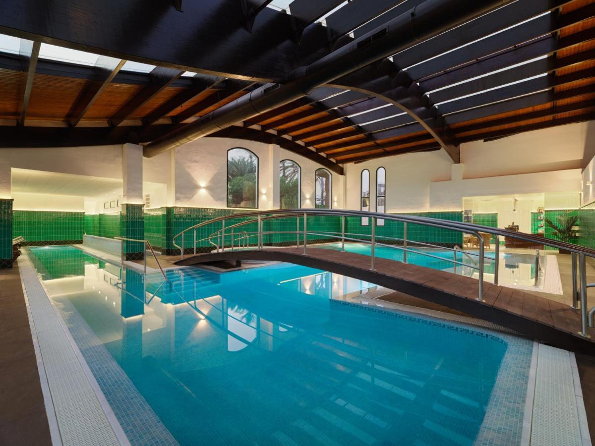 ホテル H10 ルビコン パレス プラヤ・ブランカ エクステリア 写真 The swimming pool at the hotel