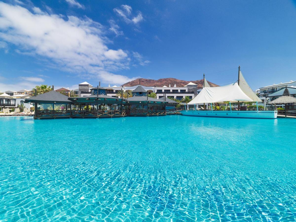ホテル H10 ルビコン パレス プラヤ・ブランカ エクステリア 写真 The resort's lagoon pool