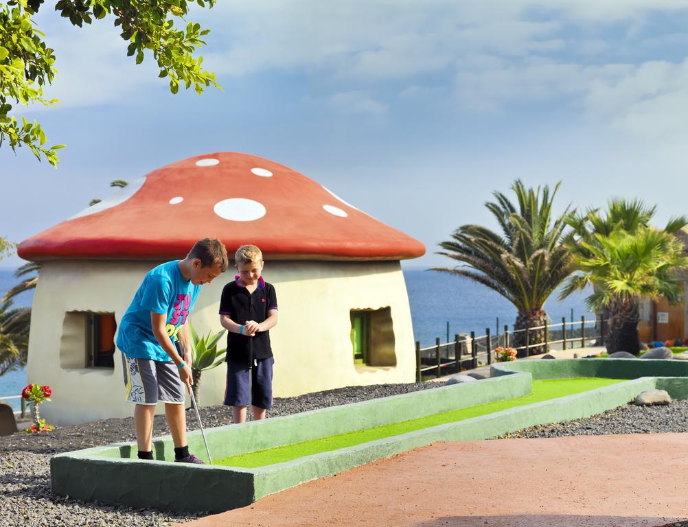 ホテル H10 ルビコン パレス プラヤ・ブランカ エクステリア 写真 Miniature golf in Tenerife, Spain
