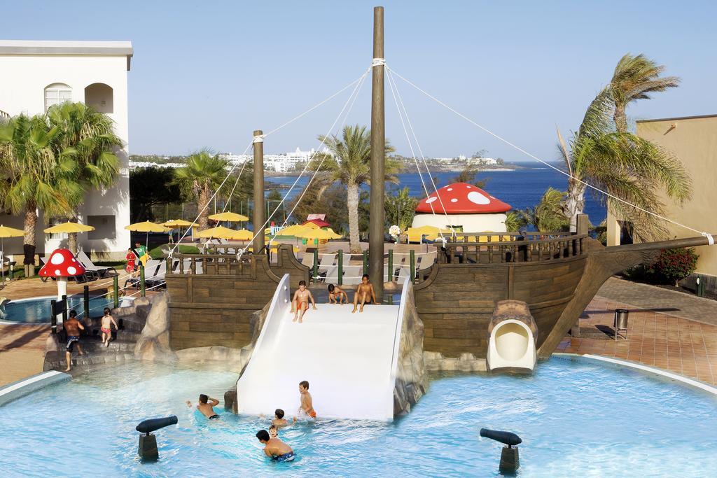 ホテル H10 ルビコン パレス プラヤ・ブランカ エクステリア 写真 The pirate ship at the water park
