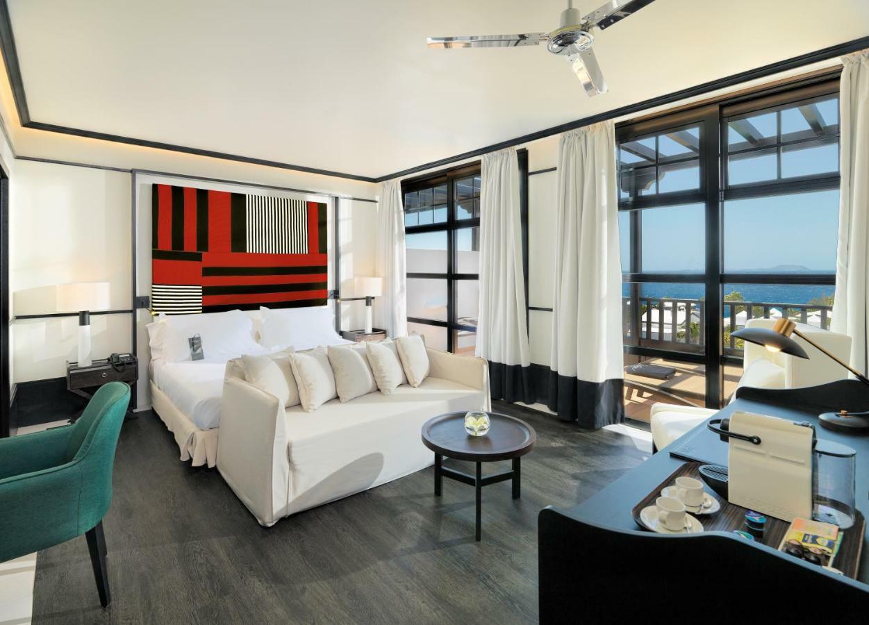 ホテル H10 ルビコン パレス プラヤ・ブランカ エクステリア 写真 A room at the hotel