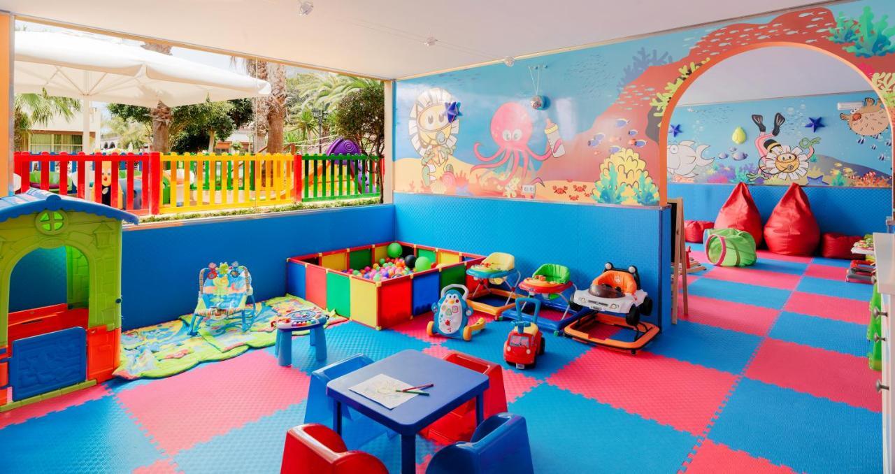 ホテル H10 ルビコン パレス プラヤ・ブランカ 部屋 写真 A nursery
